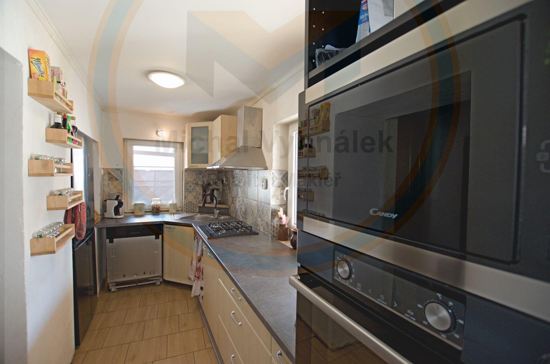 Rodinný dům se dvěma garážemi a uzavřeným dvorem – Cítov, okres Mělník