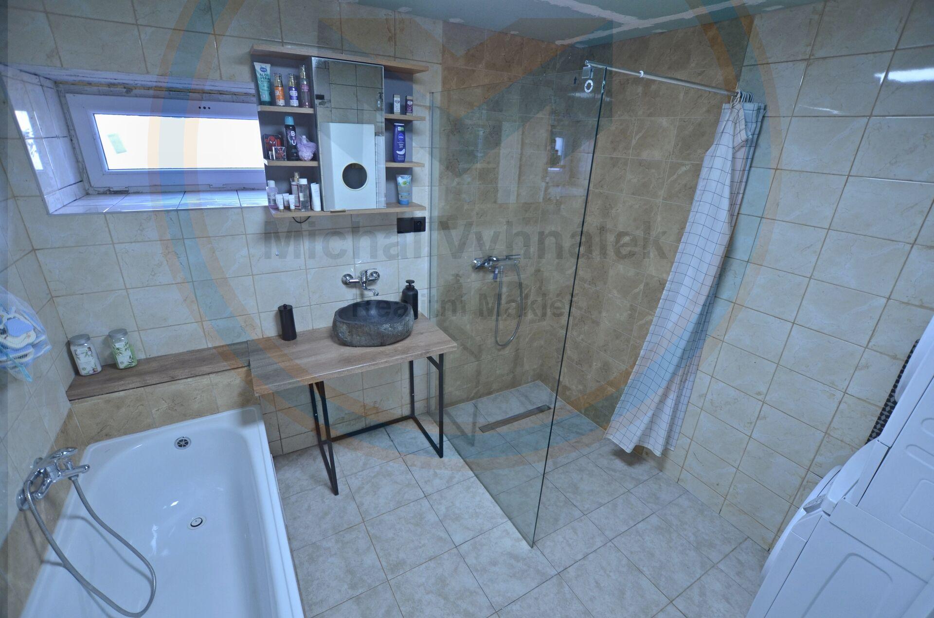 Rodinný dům se dvěma garážemi a uzavřeným dvorem – Cítov, okres Mělník