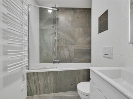 koupelna v bytě 3+kk, Uhříněves | Prodej - nájemní dům, 267 m²
