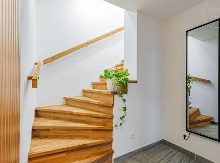 předsíň v bytě 4+kk, Uhříněves | Prodej - nájemní dům, 267 m²
