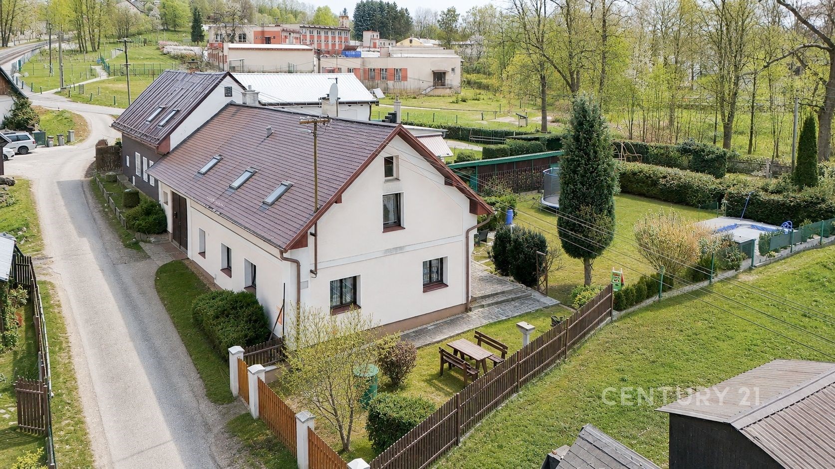 Velký rodinný dům s moderní fasádou a šikmou střechou nabízí prostornou zahradu s bazénem, nachází se v klidné a zelené lokalitě.