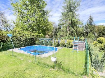 Udržovaná zahrada s bazénem, zelený trávník, okolní stromy, klidná lokalita, výhled. | Prodej - dům/vila, 145 m²