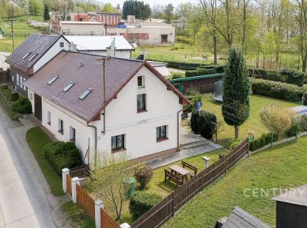 Velký rodinný dům s moderní fasádou a šikmou střechou nabízí prostornou zahradu s bazénem, nachází se v klidné a zelené lokalitě. | Prodej - dům/vila, 145 m²