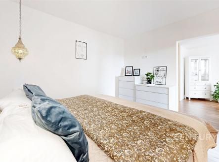Světlá ložnice s parketovou podlahou, moderním nábytkem a dekorativními prvky, prostorná a útulná atmosféra. | Prodej bytu, 3+1, 58 m²