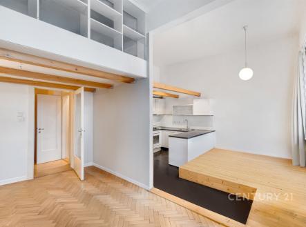 obývací pokoj s kuchyňským koutem a patrem | Prodej bytu, 2+kk, 65 m²