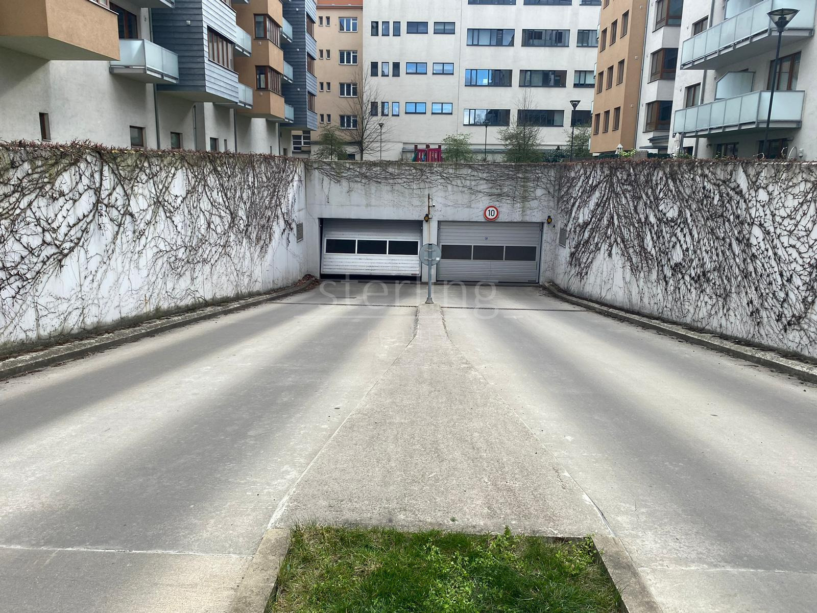 Pronájem krytého parkovacího stání v projektu Vivus, ulice Hanusova, Praha 4