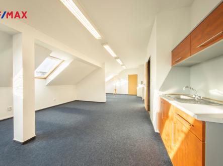 REMAX Centrum | Pronájem - kanceláře, 198 m²