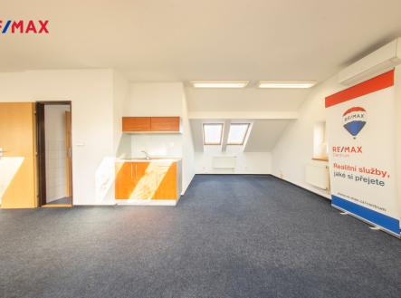 REMAX Centrum | Pronájem - kanceláře, 198 m²