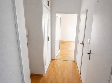 20260325_1322_Světlá Chodba_remix_01kmjf43vqf3wahmh9hpxersf1 | Pronájem bytu, 1+1, 36 m²