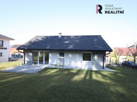 pohled se zahrádkou | Prodej - dům/vila, 560 m²