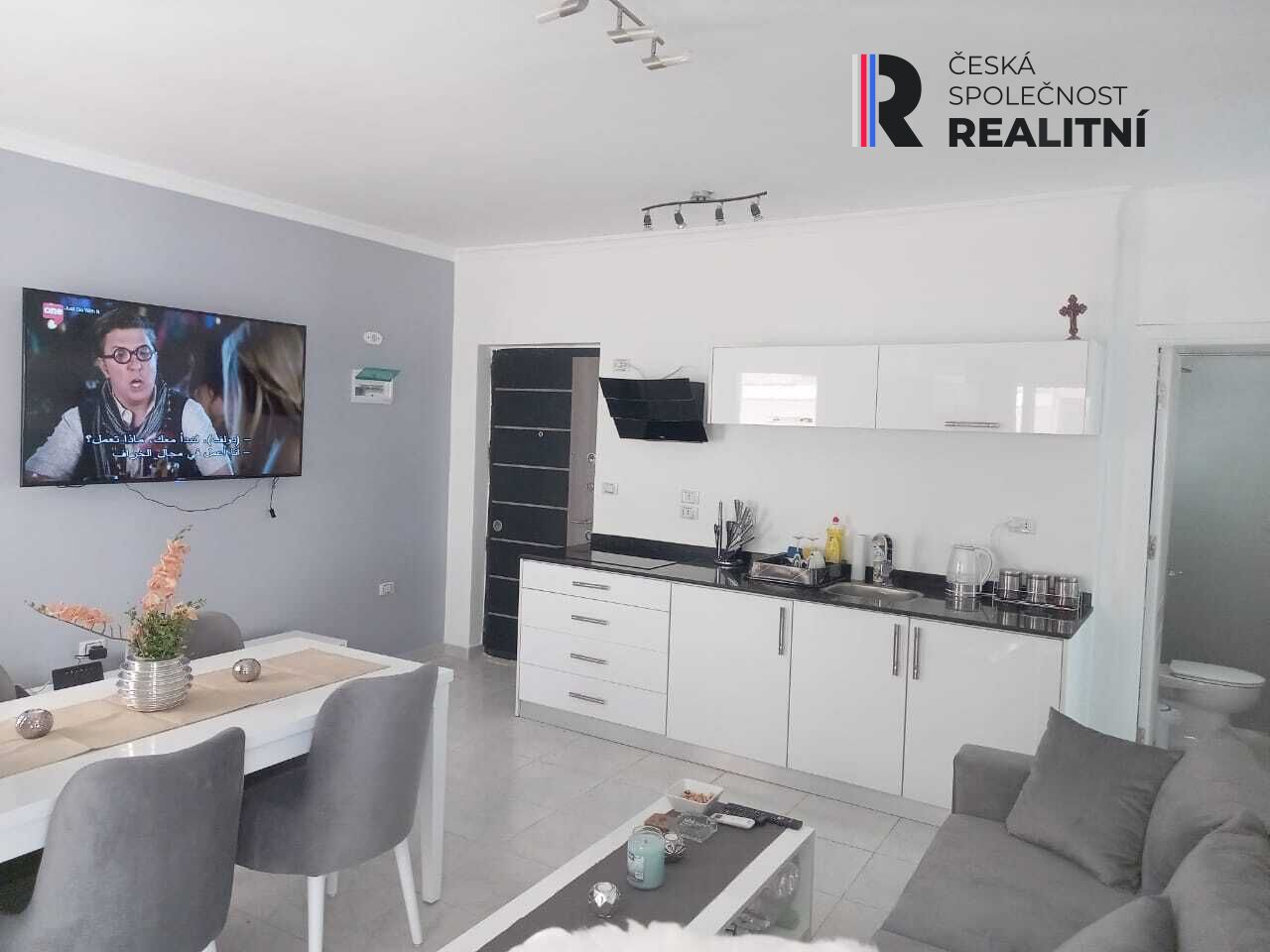 Plně vybavený byt s dvěma balkony v resortu u promenády Mamsha ,dva bazény ,moře 5 minut od resortu