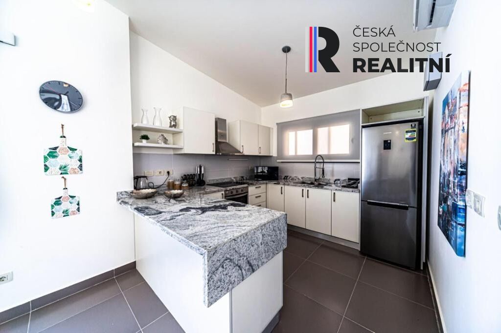 Zařízený dům s vyhřívaným bazénem a zahradou ´5 minut od moře