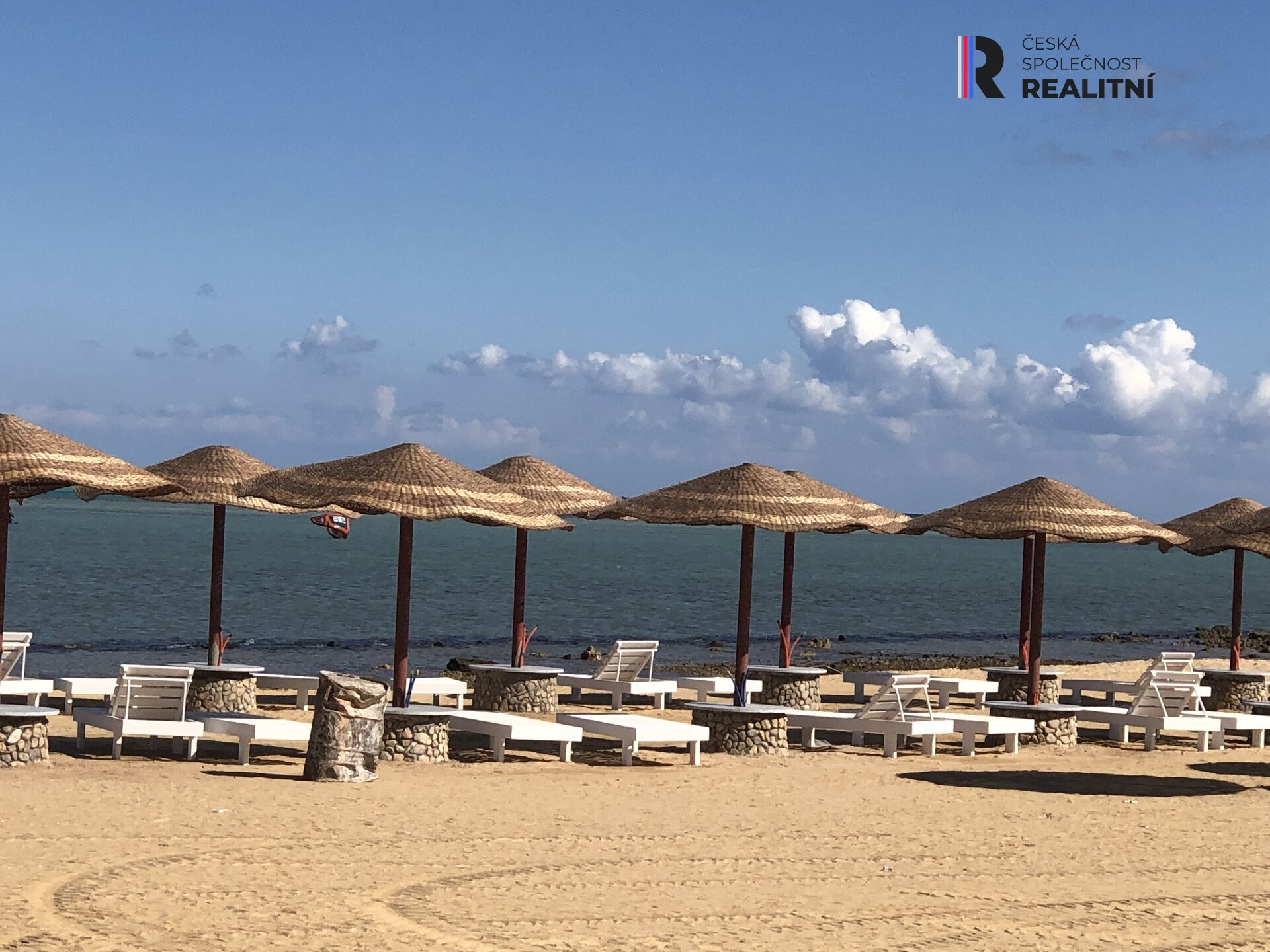 Prodej prostorného apartmánu 3+kk s bočním výhledem na moře -bazény