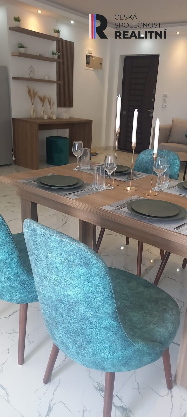 Prodej prostorného apartmánu 3+kk s bočním výhledem na moře -bazény