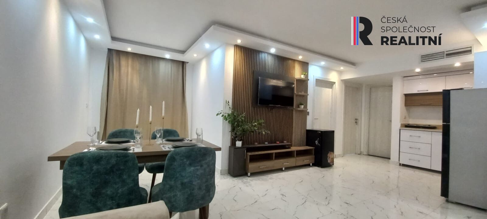 Prodej prostorného apartmánu 3+kk s bočním výhledem na moře -bazény