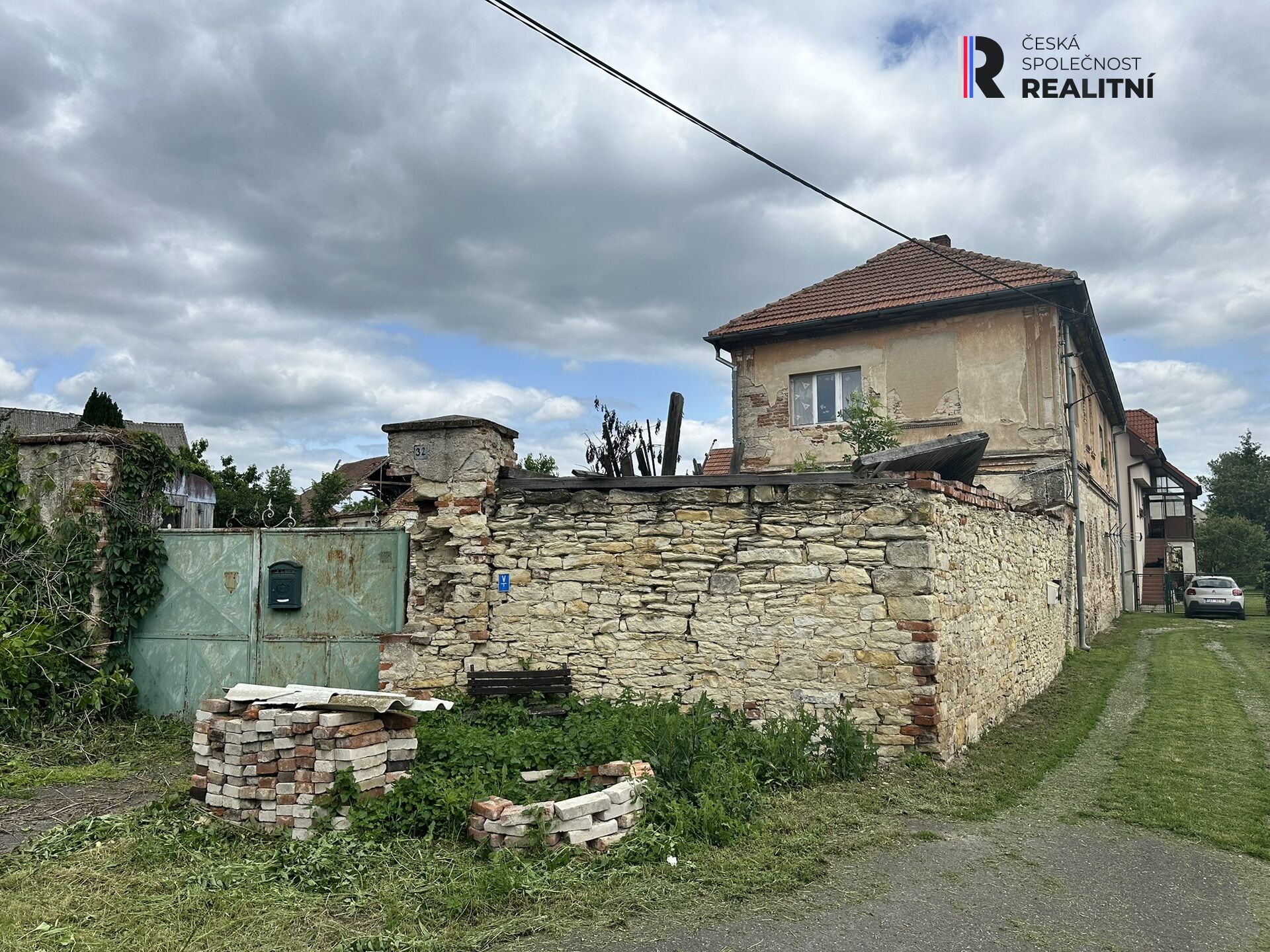 Rodinný dům s historickým příběhem a rozlehlým pozemkem – Vrbno u Mělníka