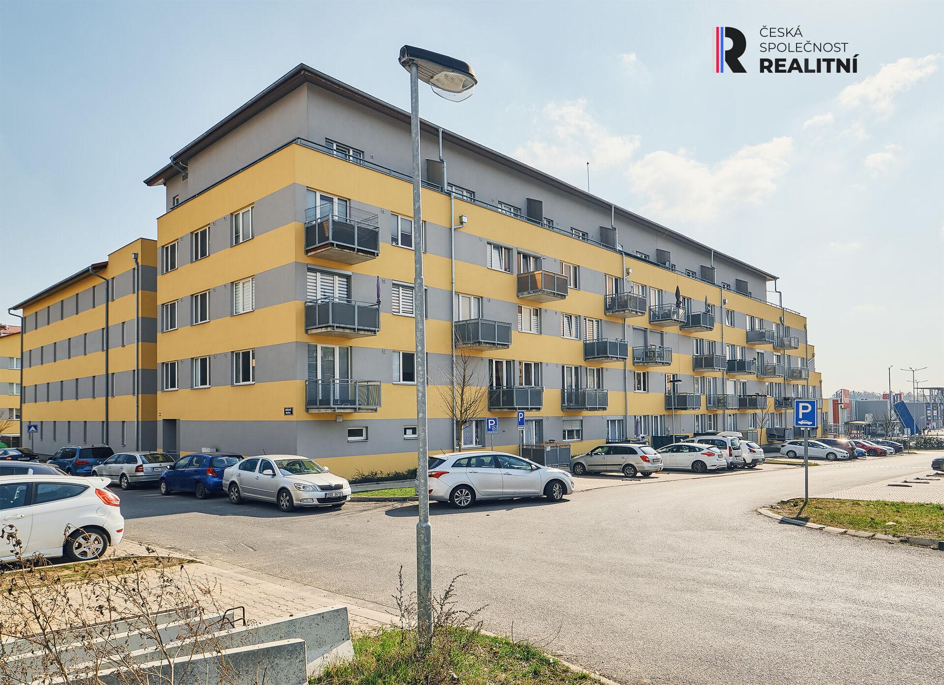 Prodej slunného mezonetu 3+1 s velkorysou terasou, garáží a parkovacím stání, Kladno
