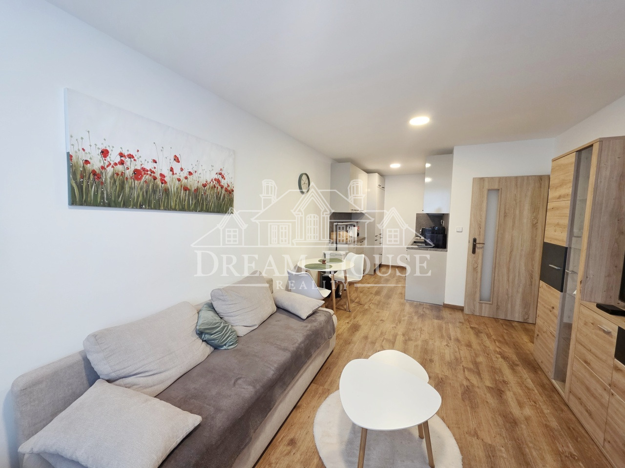 Pronájem zařízeného bytu 2+kk, 45m2, Praha 6 - Řepy, zařízený, sklepní kóje