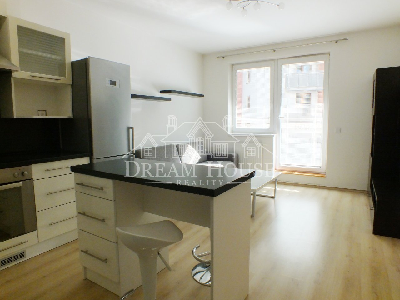 Pronájem bytu 2+kk/T, 57 m2, Praha 8 - Libeň, zařízený, šatna