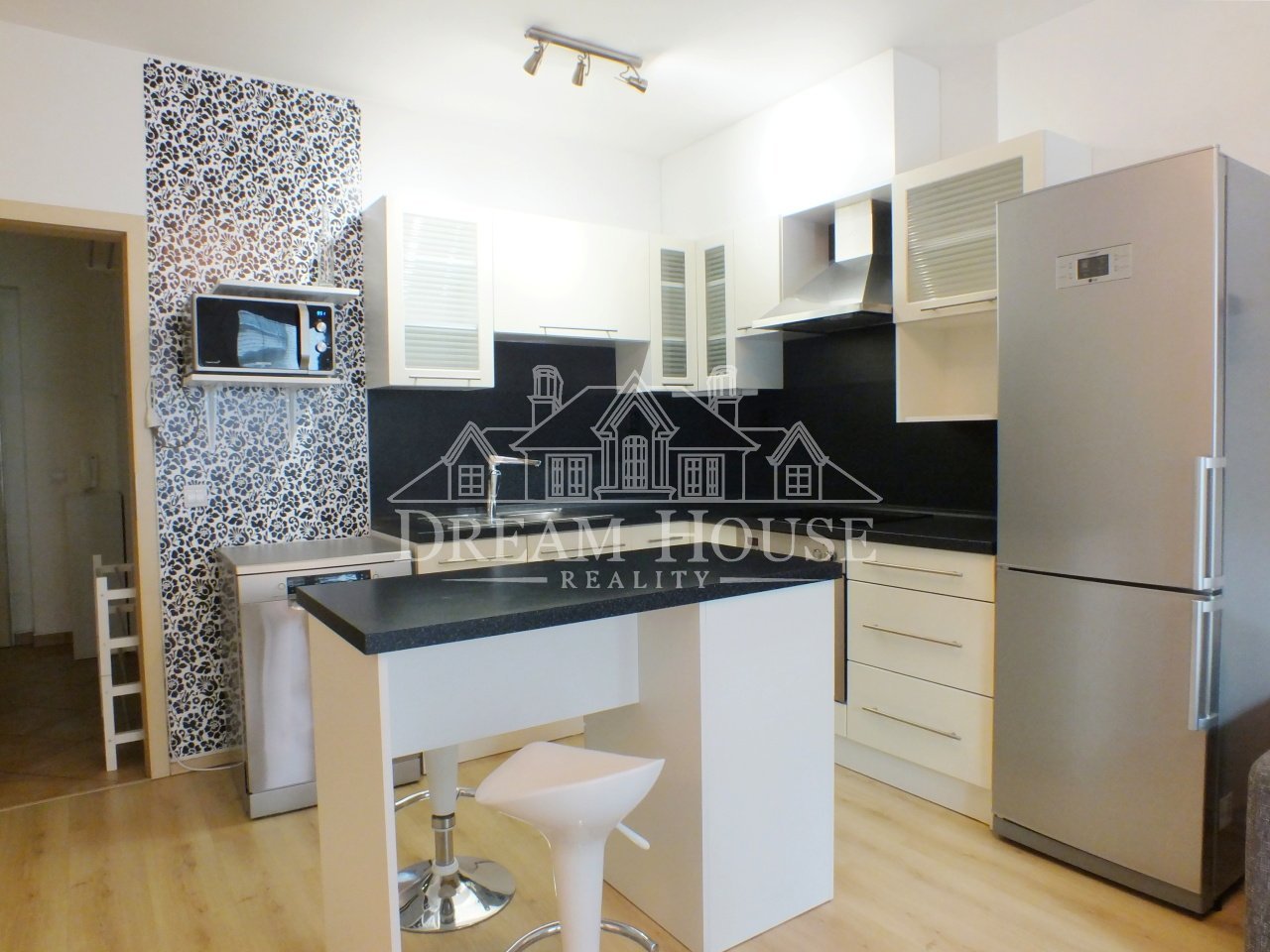 Pronájem bytu 2+kk/T, 57 m2, Praha 8 - Libeň, zařízený, šatna