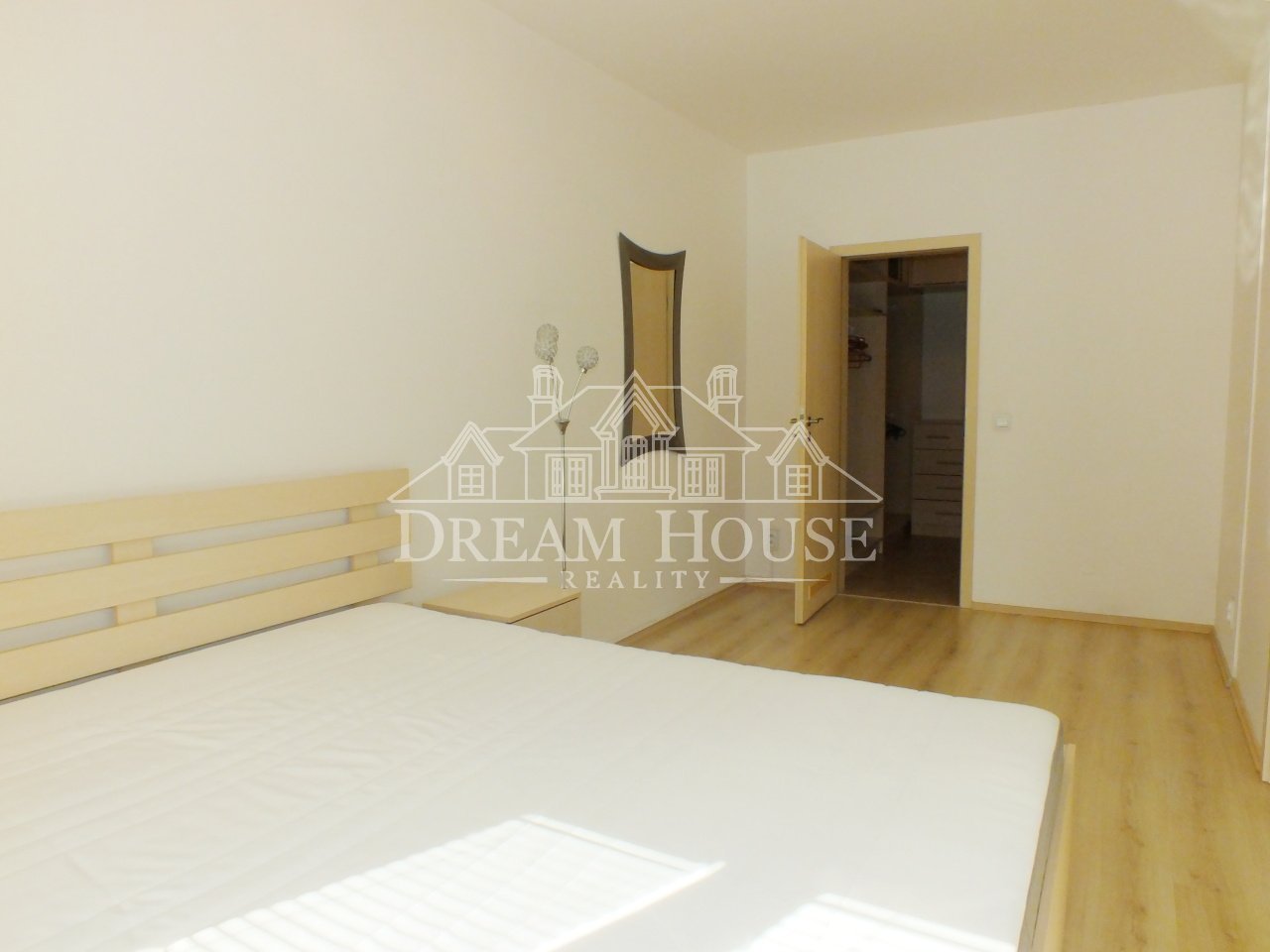 Pronájem bytu 2+kk/T, 57 m2, Praha 8 - Libeň, zařízený, šatna