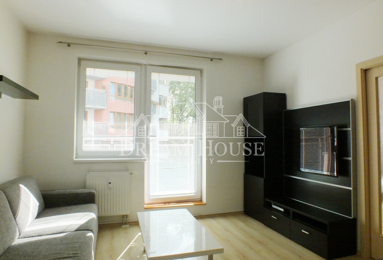 Pronájem bytu 2+kk/T, 57 m2, Praha 8 - Libeň, zařízený, šatna