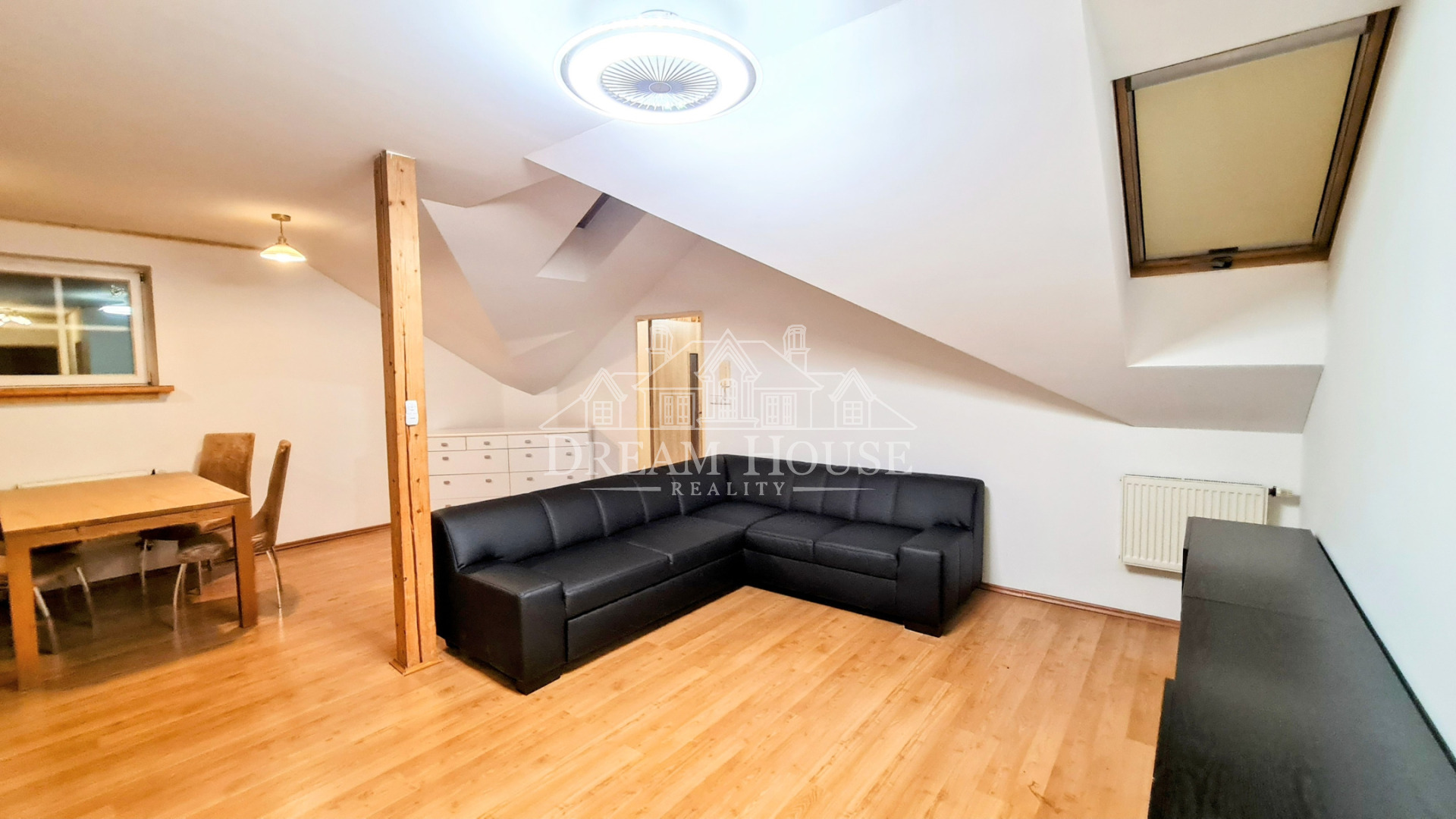 Pronájem podkrovního bytu 4+kk v rodinném domě, 120 m2, Praha-Petrovice, zařízený