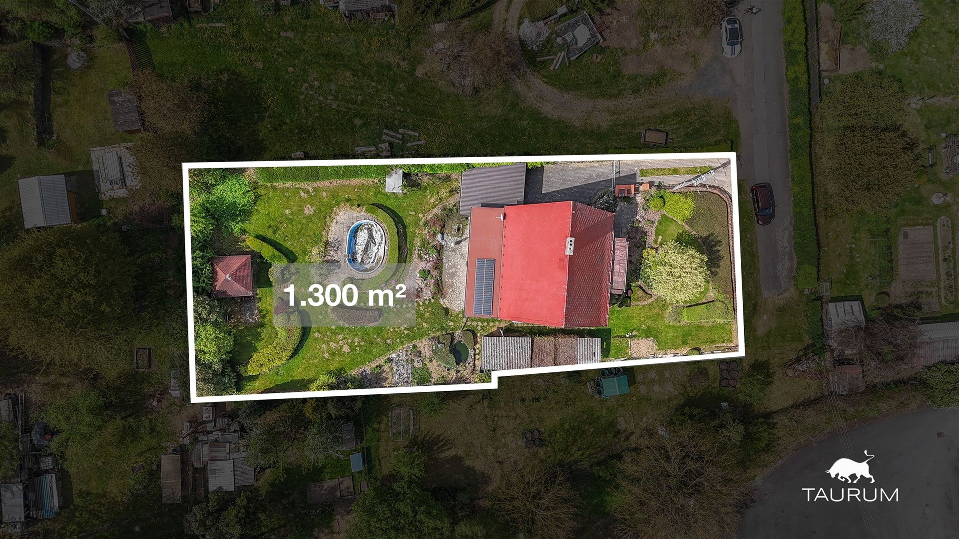 Letecký pohled na zahradu s rozlohou 1300 m², s altánkem a bazénem, obklopenou zelení. Idealní pro milovníky klidného bydlení.