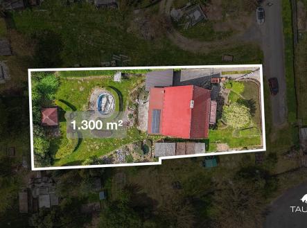 Letecký pohled na zahradu s rozlohou 1300 m², s altánkem a bazénem, obklopenou zelení. Idealní pro milovníky klidného bydlení. | Prodej - dům/vila, 342 m²