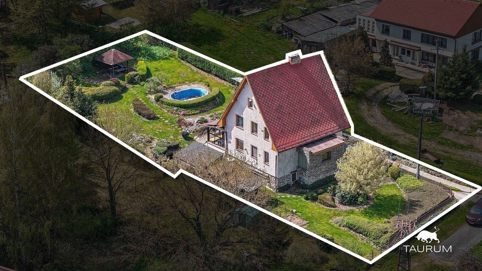 Rodinný dům s červenou střechou, udržovanou zahradou, bazénem a altánem. Klidná lokalita, prostorný pozemek, ideální pro rodinné bydlení.