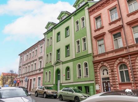 Barevná fasáda činžovního domu, ulice s historickými budovami, zachovalý exteriér, klidná lokalita, blízko centra města. | Prodej bytu, 1+1, 51 m²