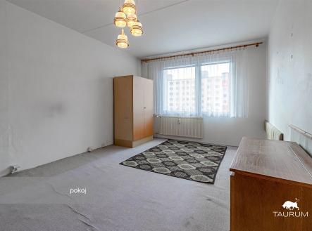 Světlý pokoj s velkými okny, kobercovou podlahou a vestavěnými skříněmi, ideální pro rekonstrukci. | Prodej bytu, 1+1, 47 m²