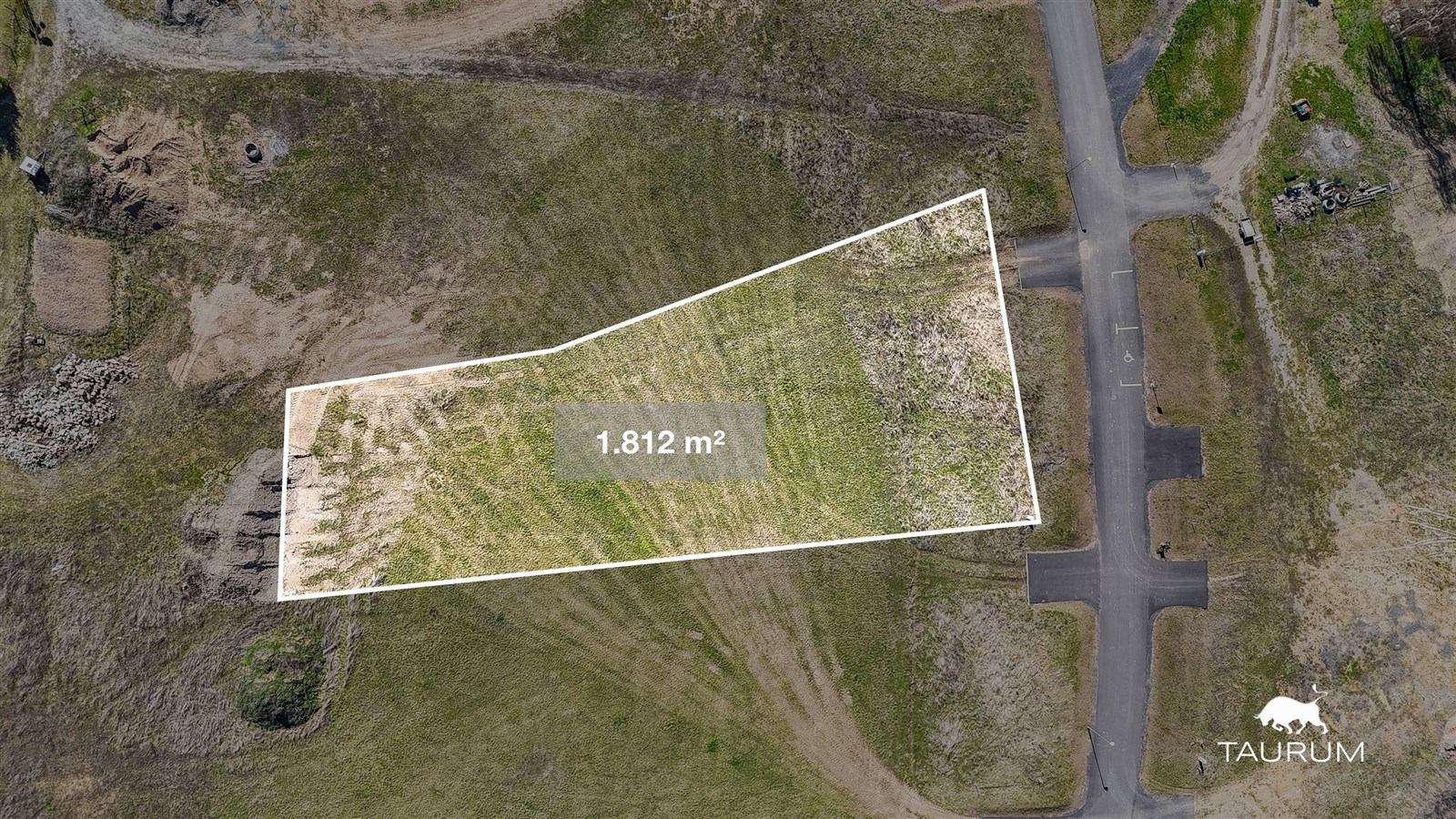 Pozemek o rozloze 1 812 m² s přístupovou cestou, vhodný pro výstavbu, rovinatý terén, klidná lokalita v blízkosti přírody