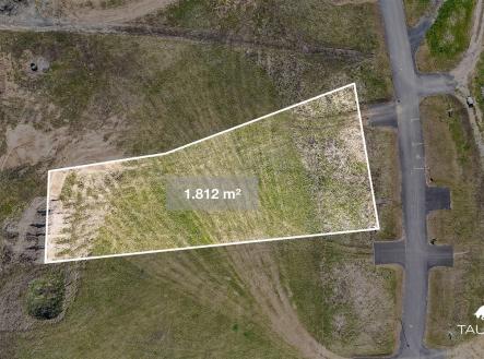 Pozemek o rozloze 1 812 m² s přístupovou cestou, vhodný pro výstavbu, rovinatý terén, klidná lokalita v blízkosti přírody | Prodej - pozemek pro bydlení, 1 812 m²