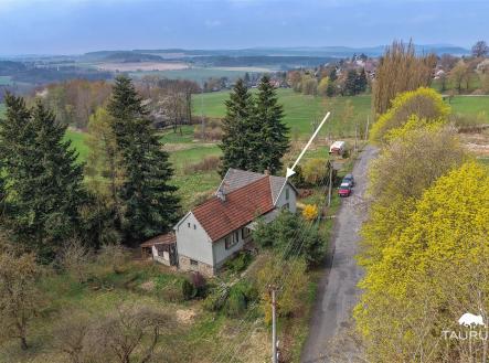 Rodinný dům na venkově, obklopený zelení a stromy, nabízí klidné prostředí. Samostatně stojící budova s šikmou střechou z červených tašek. | Prodej - dům/vila, 165 m²
