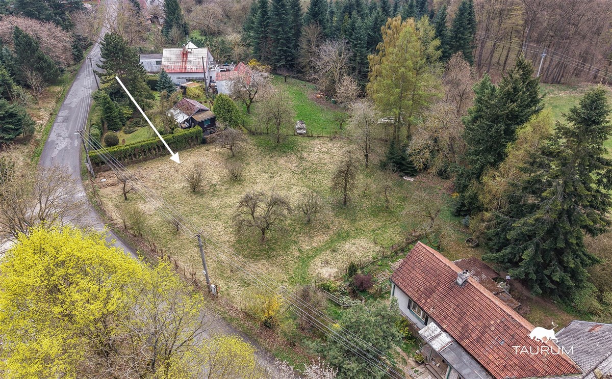 Pozemek s ovocným sadem, obklopený vzrostlými stromy a přírodou, ideální pro výstavbu rodinného domu, klidná lokalita blízko lesa.