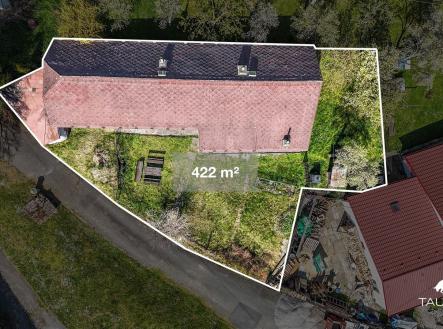 Letecký pohled na pozemek s budovou o rozloze 422 m², obklopený zelení, vhodný pro rekonstrukci či novou výstavbu v klidné lokalitě. | Prodej - dům/vila, 114 m²
