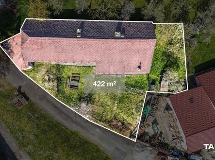 Letecký pohled na pozemek s budovou o rozloze 422 m², obklopený zelení, vhodný pro rekonstrukci či novou výstavbu v klidné lokalitě. | Prodej - chata/rekreační objekt, 114 m²