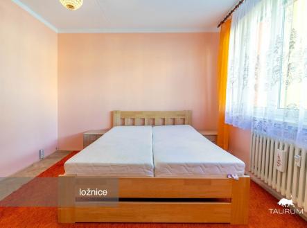 Prostorná ložnice s dřevěnou postelí, velká okna s krajkovými záclonami, světle růžové stěny, útulný vzhled, ideální pro rodinu. | Prodej bytu, 3+1, 58 m²