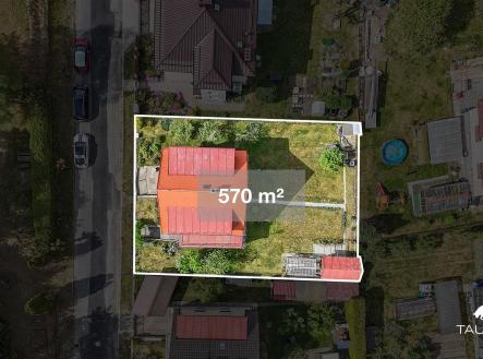 Středně velká zahrada se zatravněnou plochou, červenou střechou a oplocením, ideální pro rodinný dům, na parcele o rozloze 570 m² | Prodej - dům/vila, 169 m²
