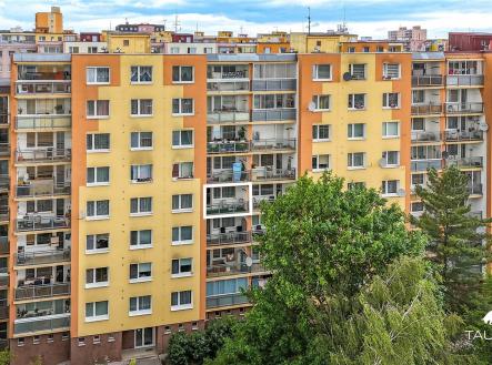 Panelový bytový dům se světlou fasádou, velká okna a balkony, vhodný pro rodiny, umístěný na sídlišti s městským výhledem | Prodej bytu, 2+1, 63 m²