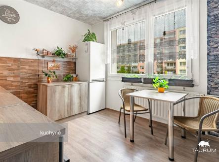 Světlá kuchyň s moderními spotřebiči, parketová podlaha a velká okna zajišťující dostatek přirozeného světla, stylová výzdoba. | Prodej bytu, 2+1, 63 m²