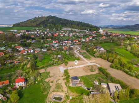 Pohled na stavební pozemek na okraji malebné obce s krásným výhledem na okolní krajinu a zeleň, ideální pro stavbu rodinného domu | Prodej - pozemek pro bydlení, 1 159 m²