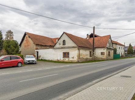 Starší venkovský dům s červenou střešní krytinou, nutný k rekonstrukci, nachází se u hlavní silnice, nabízí potenciál pro modernizaci. | Prodej - dům/vila, 119 m²