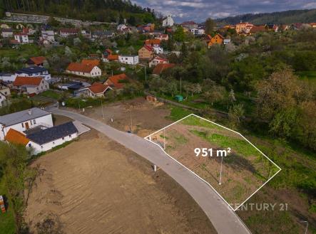 Venkovní stavební pozemek v klidné lokalitě, plocha 951 m², vhodný pro výstavbu rodinného domu, okolní příroda a výhled na vesnici. | Prodej - pozemek pro bydlení, 951 m²