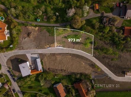 Prázdný stavební pozemek o rozloze 973 m² obklopený zelení, ideální pro výstavbu rodinného domu. Klidná lokalita s dostupností do centra. | Prodej - pozemek pro bydlení, 973 m²