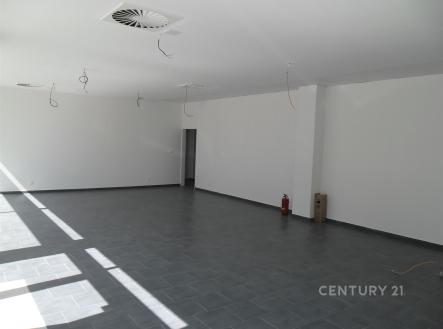 Světlý obývací prostor s dlažbou, velkými okny a moderními stropními rozvody, ideální pro otevřený design interiéru | Pronájem - obchodní prostor, 80 m²