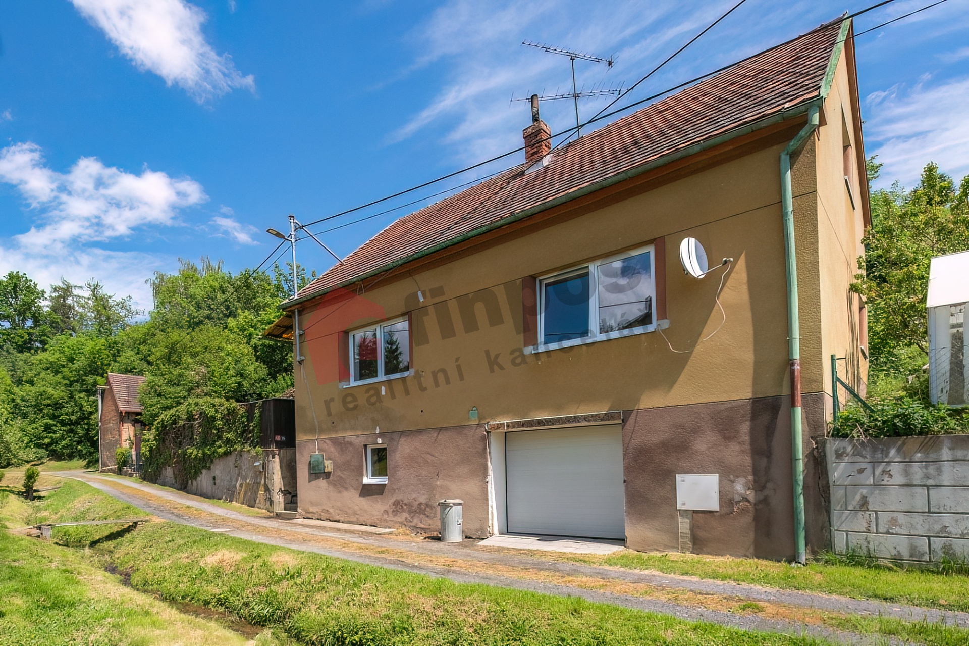 Prodej domu 4+kk v Domašíně u Vlašimi, 120m2, se zahradou a prostornou stodolou