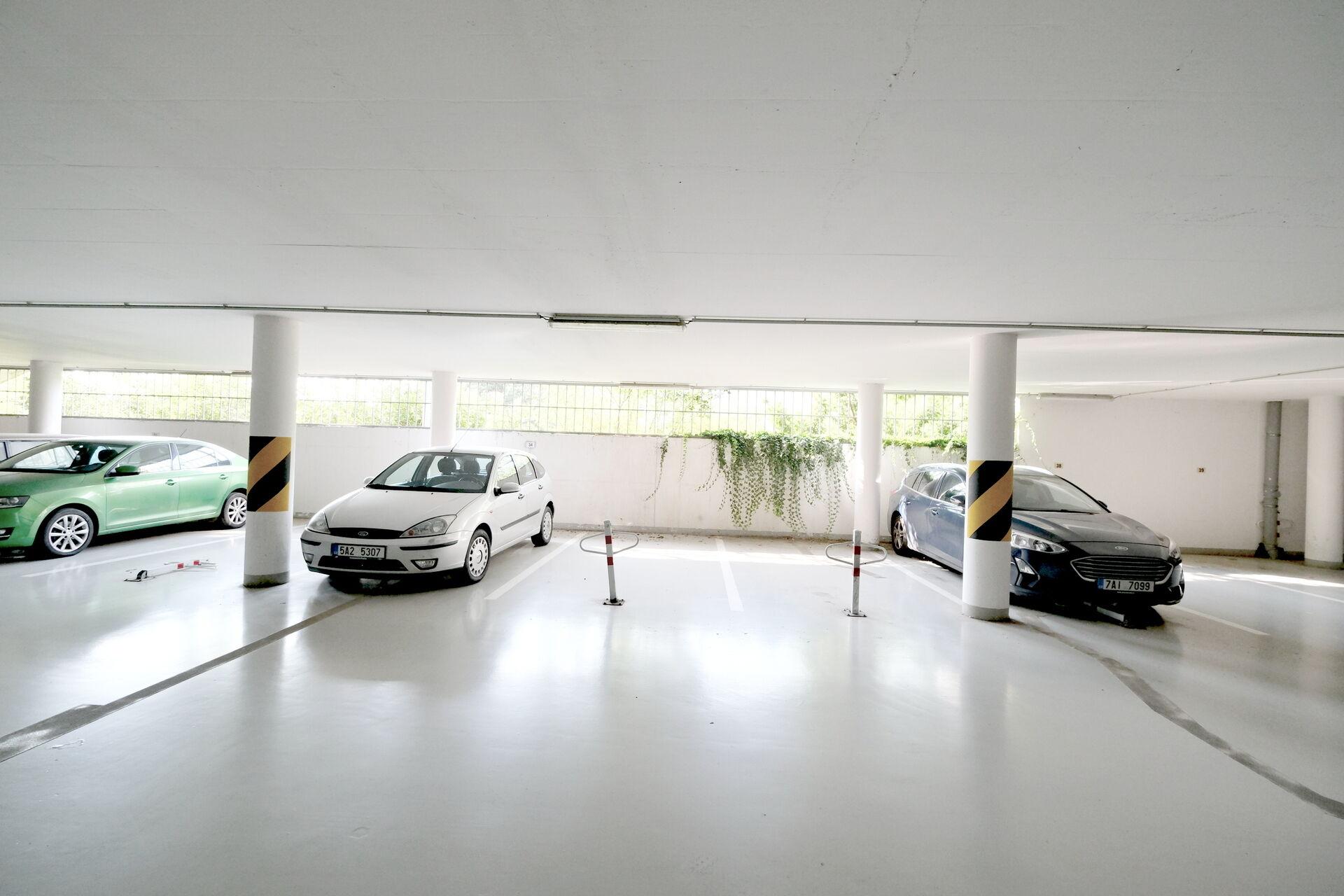 Garážová stání, V Dolině, Praha 4 Michle