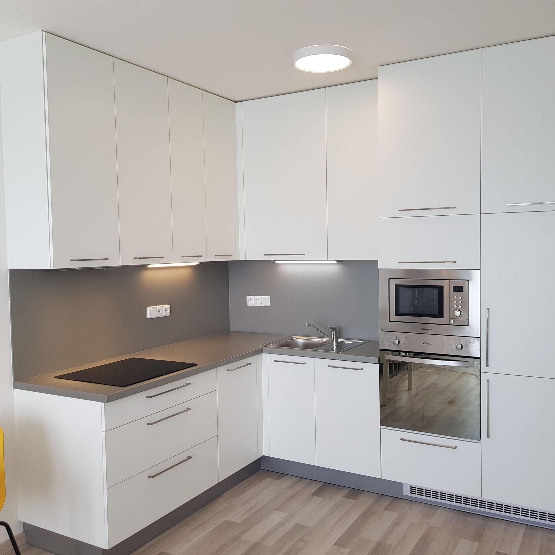 Kuchyňská linka s vestavěnou troubou, mikrovlnnou troubou, lednicí a myčkou